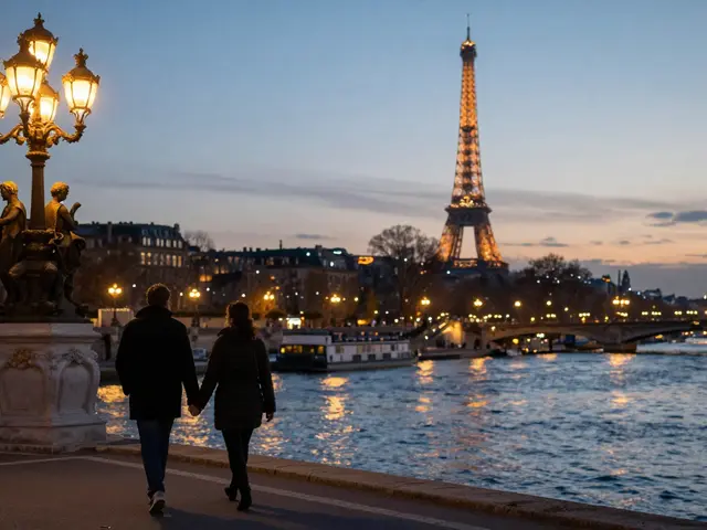 A Romantic Guide to Nightlife in Paris for Couples